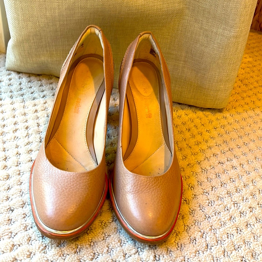 Clarks- Light Beige